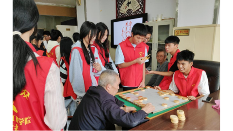 爱心连线养老院 志愿服务暖人心 ——经济管理学院组织开展社会实践活动