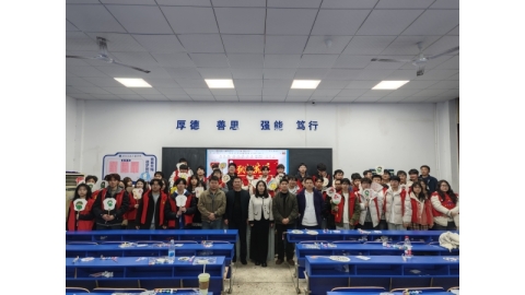 绘雷锋精神 扇文明新风——电气与信息工程学院开展团扇DIY主题活动